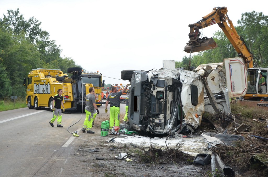 LKW umgestuerzt A 1 Rich Saarbruecken P172.JPG